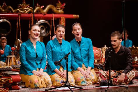 “Ethnomusicology of the Javanese Gamelan: Echoes of Tradition and Modernity” - Unveiling the Soul of Indonesian Music